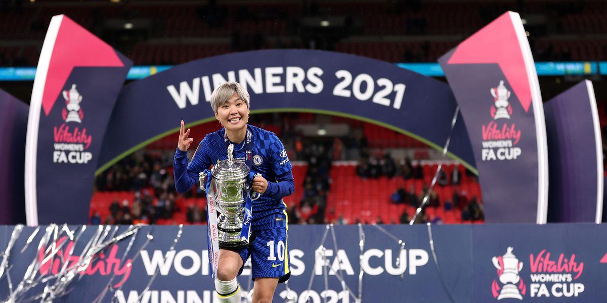Ji So-yun và chiếc cúp vô địch FA Cup 2021 trong màu áo Chelsea