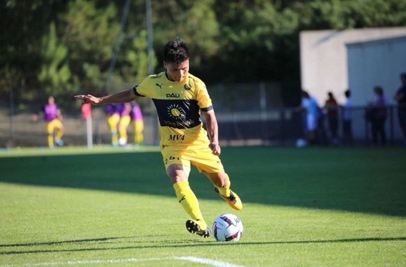 Khoảnh khắc chàng tiền vệ trẻ trên sân cỏ