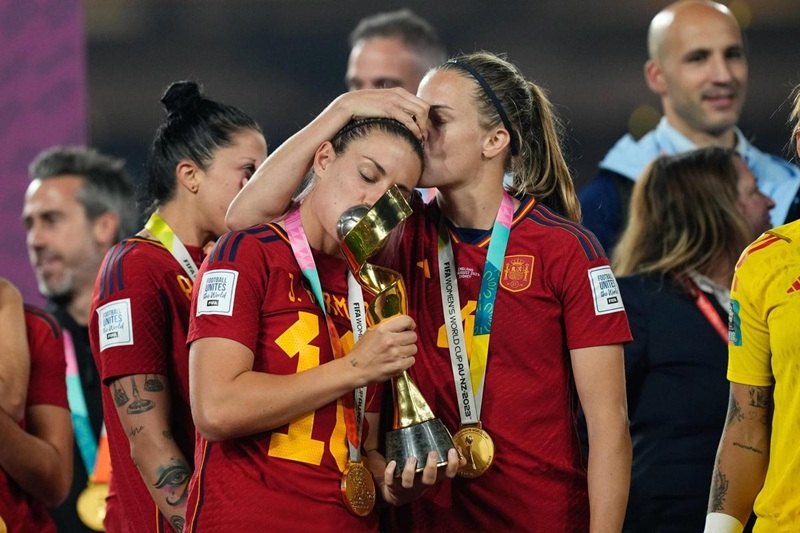 Paredes cùng đồng đội ăn mừng cúp vô địch FIFA Women’s World Cup
