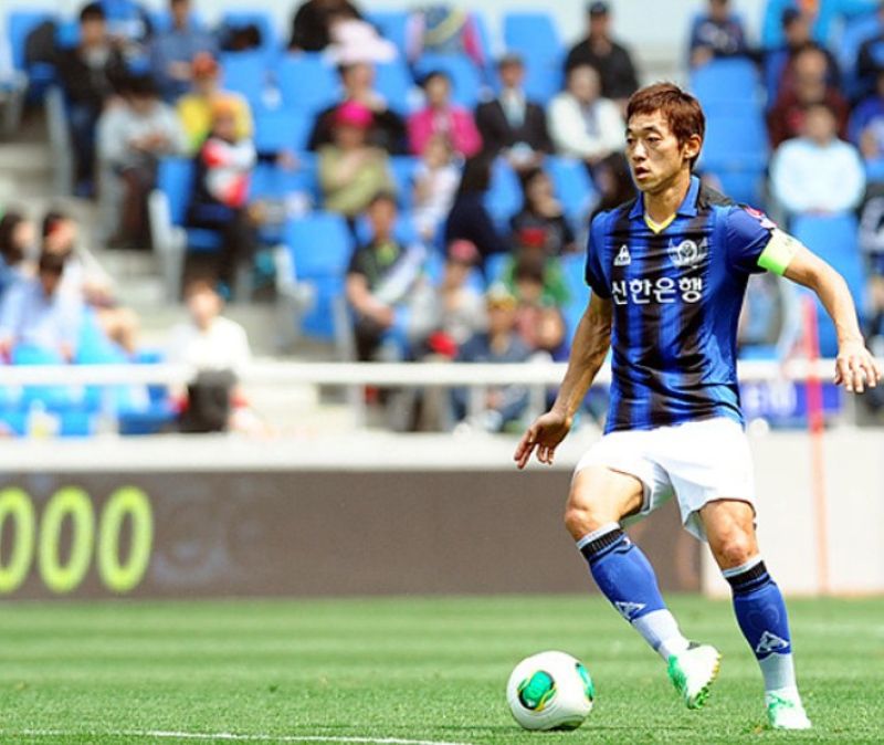 Anh sinh năm 1977 tại Incheon và bắt đầu sự nghiệp chuyên nghiệp tại CLB Jeonbuk Hyundai Motors